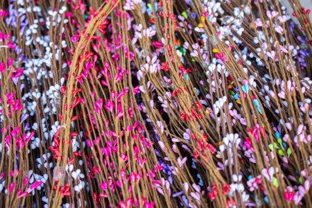 Foto de Arte floral hecho de flores artificiales de colores en vista - Imagen libre de derechos