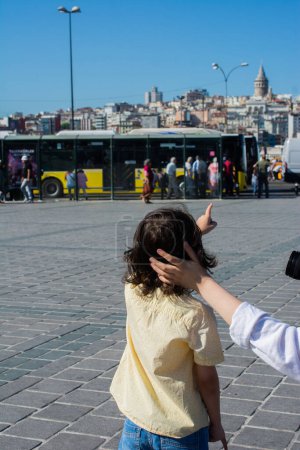 Téléchargez les photos : Jeune fille prenant des photos de garçon avec panorama Istanbul derrière - en image libre de droit
