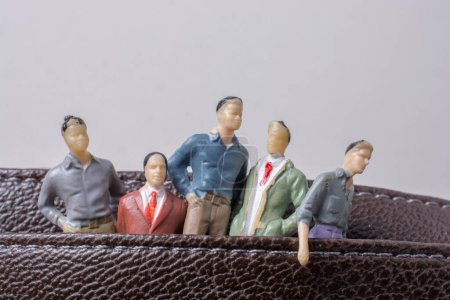 Foto de Pequeña figura de grupo de hombres modelo en miniatura en bolsillos - Imagen libre de derechos