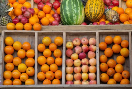 Foto de Manzanas y naranjas como composición de frutas. fruta alimentos saludables - Imagen libre de derechos
