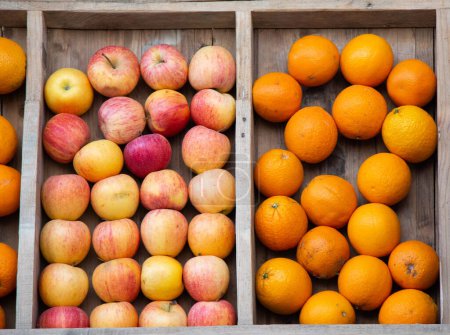 Téléchargez les photos : Pommes et oranges comme composition de fruits. fruits santé alimentation - en image libre de droit