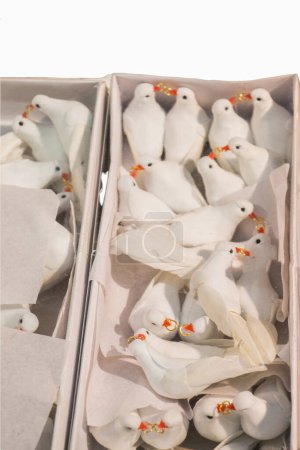 Téléchargez les photos : The small artificial white birds - en image libre de droit