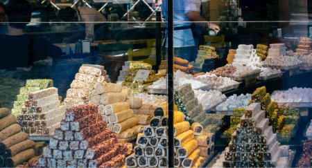 Téléchargez les photos : Bonbons orientaux Délice turc. Assortiment de délices turcs savoureux. - en image libre de droit