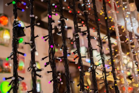 Téléchargez les photos : Lumières de Noël colorées et lumières de fête à viev - en image libre de droit