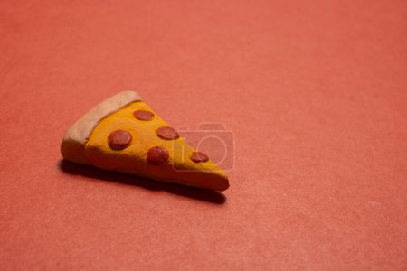 Foto de Pedazo de pizza Icono sobre papel rojo. Concepto de cocina - Imagen libre de derechos