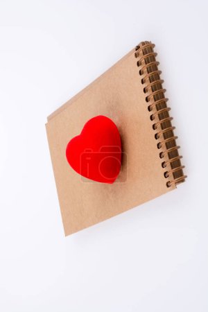 Foto de Forma de corazón rojo en el cuaderno espiral - Imagen libre de derechos
