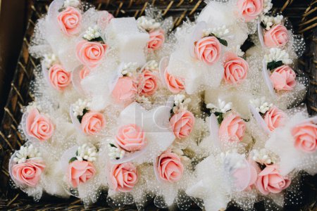 Foto de Arte floral hecho de rosas artificiales de colores en vista - Imagen libre de derechos
