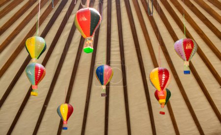 Téléchargez les photos : Petit modèle de montgolfières colorées en vue - en image libre de droit