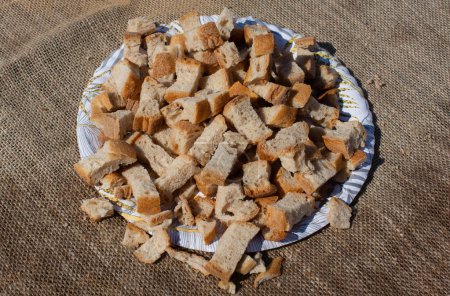 Téléchargez les photos : Style traditionnel turc fait du pain coupé en morceaux dans une assiette - en image libre de droit