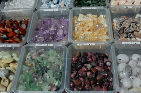 Téléchargez les photos : Ensemble de pierres minérales naturelles de différentes couleurs - en image libre de droit