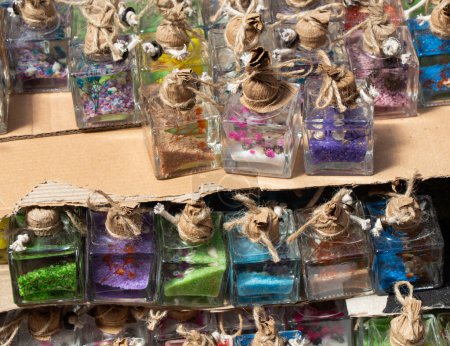 Téléchargez les photos : Beaucoup de petites bouteilles décoratives colorées sur l'étagère - en image libre de droit