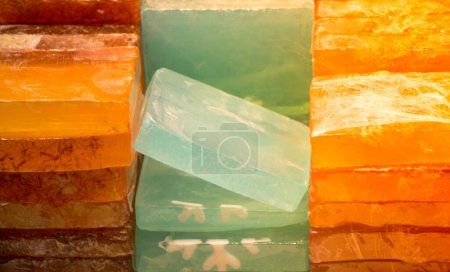 Téléchargez les photos : Barres exfoliantes écologiques multicolores de savon pour les cheveux et le corps - en image libre de droit