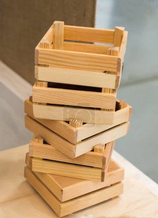 Foto de Caja de caja vacía de madera para la venta en un mercado - Imagen libre de derechos