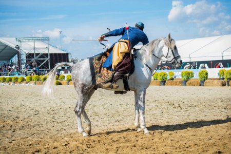 Téléchargez les photos : Cavalier archer équitation en vêtements ethniques à cheval - en image libre de droit