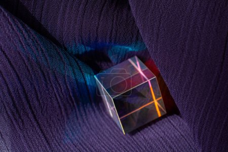 Foto de Cubo de vidrio con rayos de espectro de color en la tela. Fondo abstracto con reflexión y refracción de la luz. - Imagen libre de derechos