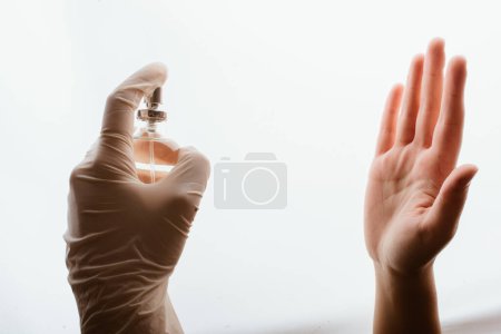 Foto de Spray desinfectante para la prevención del Coronavirus para la higiene de las manos - Imagen libre de derechos