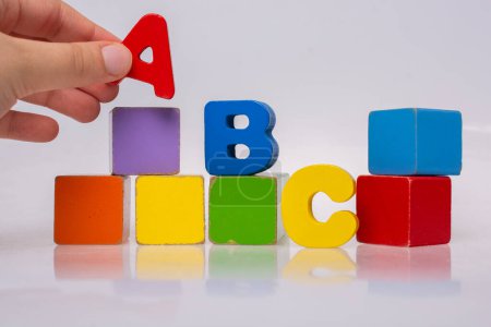 Foto de Letras abc alfabeto colorido en bloques como concepto educativo - Imagen libre de derechos