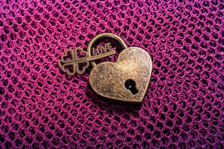 Téléchargez les photos : Cadenas en métal en forme de coeur comme symbole d'amour - en image libre de droit