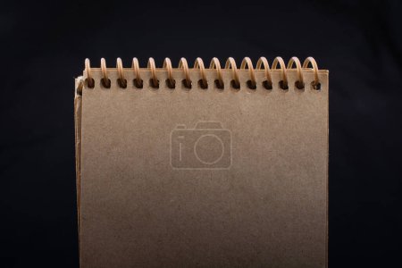 Foto de Cuaderno blanco sobre un fondo de color negro enla vista - Imagen libre de derechos