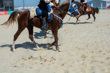 Téléchargez les photos : Cavaliers archer équitation dans leurs vêtements ethniques à cheval - en image libre de droit