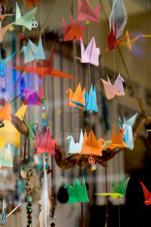 Téléchargez les photos : Oiseaux origami en papier coloré attachés à des cordes suspendues dans l'air - en image libre de droit