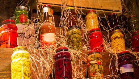 Foto de Verduras fermentadas en escabeche para almacenamiento a largo plazo - Imagen libre de derechos