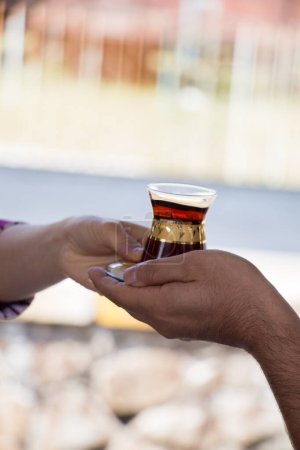 Téléchargez les photos : Le thé turc est servi dans un verre traditionnel - en image libre de droit
