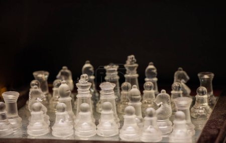 Foto de Juego intelectual ajedrez. Piezas de ajedrez de madera en el tablero - Imagen libre de derechos