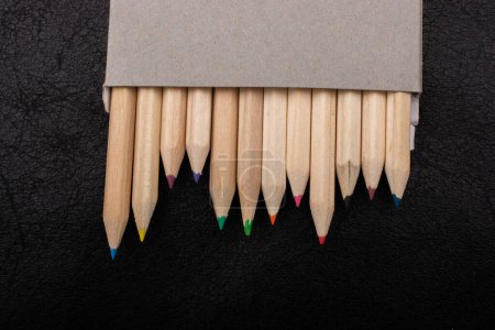 Téléchargez les photos : Variété de couleurs ensemble vectoriel de crayons de couleur. Dessin et peinture - en image libre de droit