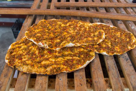 Téléchargez les photos : Lahmacun, Crêpe à pizza turque avec garniture de viande épicée - en image libre de droit