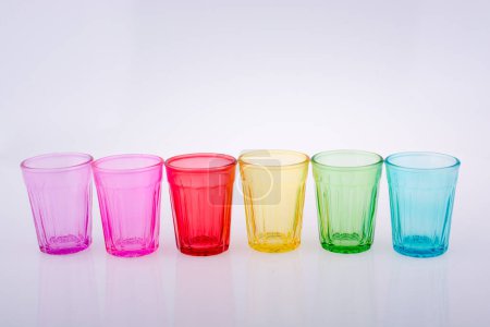 Téléchargez les photos : Verres à boire de différentes couleurs avec des motifs - en image libre de droit