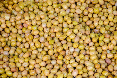 Téléchargez les photos : Les olives vertes comme aliments naturels conservés dans l'huile d'olive - en image libre de droit