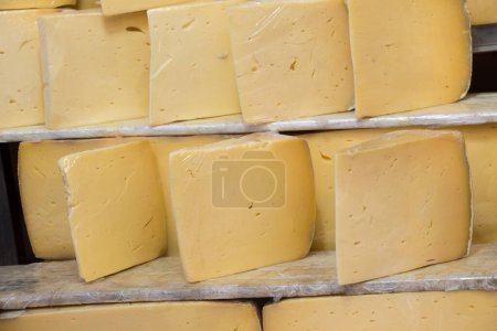 Foto de Trozos de queso kashkaval o kasseri para la venta en el estante - Imagen libre de derechos