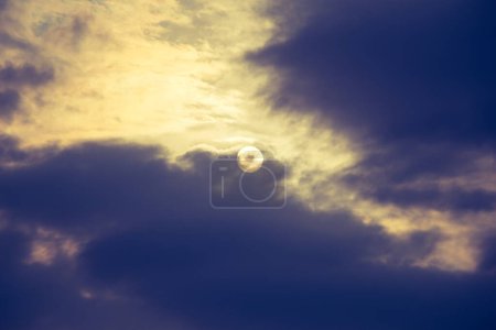Téléchargez les photos : Les nuages de couleur grise couvrent partiellement le ciel pendant la journée - en image libre de droit