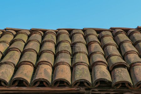 Foto de Fondo de tejas viejas hechas de arcilla colorida - Imagen libre de derechos