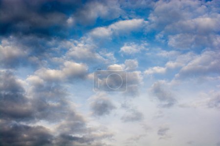 Téléchargez les photos : Ciel nuageux bleu avec nuages blancs et gris - en image libre de droit