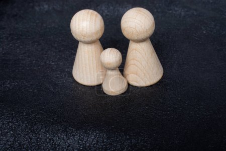 Foto de Figuras de madera de la familia como concepto de cuidado de los niños - Imagen libre de derechos