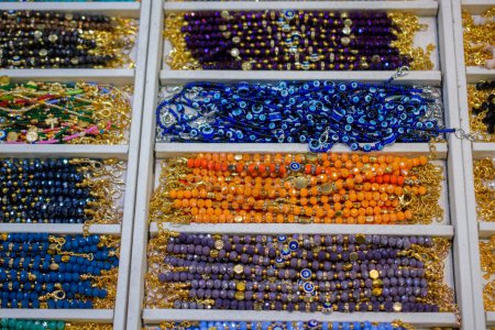 Téléchargez les photos : Bracelet composé de perles colorées - en image libre de droit