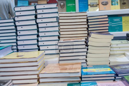Téléchargez les photos : Empilement de livres stockés comme concept d'éducation et d'affaires - en image libre de droit