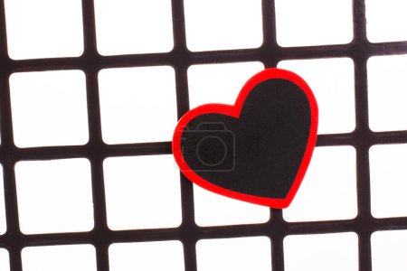 Téléchargez les photos : Coeur rouge sur un gril - en image libre de droit