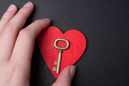 Téléchargez les photos : Icône de forme de coeur et une clé comme icône d'amour et concept de romance - en image libre de droit