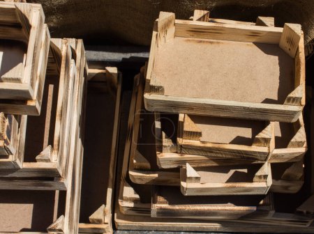 Téléchargez les photos : Caisse vide en bois à vendre dans un marché - en image libre de droit