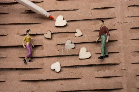 Téléchargez les photos : Petite figurine de l'homme et de la femme miniature modèle et coeur comme concept d'amour - en image libre de droit