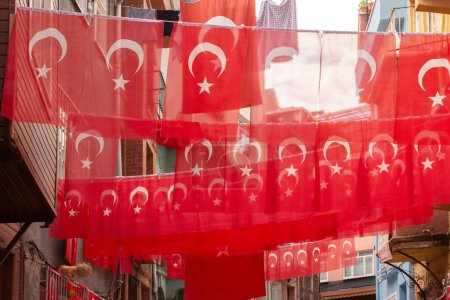 Foto de Bandera nacional turca al aire libre en una cuerda - Imagen libre de derechos