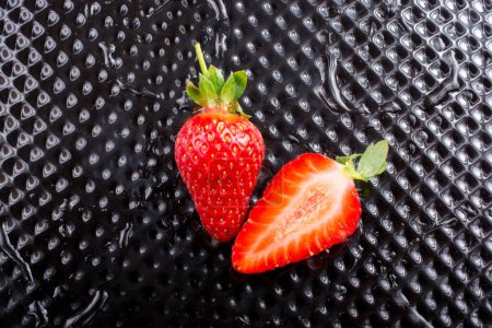 Téléchargez les photos : Vue sur un fraisier juteux, sucré et mûr - en image libre de droit