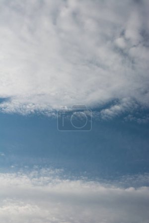 Téléchargez les photos : Ciel bleu recouvert de blanc et de nuages - en image libre de droit