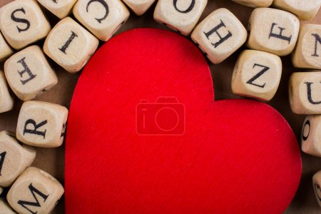 Téléchargez les photos : Icône Red Love et cubes de lettre en bois - en image libre de droit
