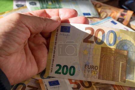 Téléchargez les photos : Contexte des billets en euros. Fragment de monnaie en euros - en image libre de droit