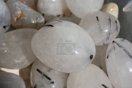 Foto de Huevos de mármol coloridos brillantes como espécimen de roca mineral natural - Imagen libre de derechos