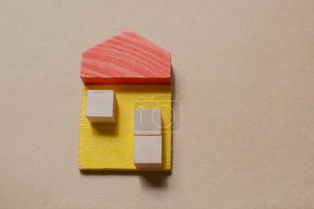 Foto de Casa de bloques de madera como concepto de compra, venta, alquiler de bienes raíces, edificio y estilo ecológico - Imagen libre de derechos